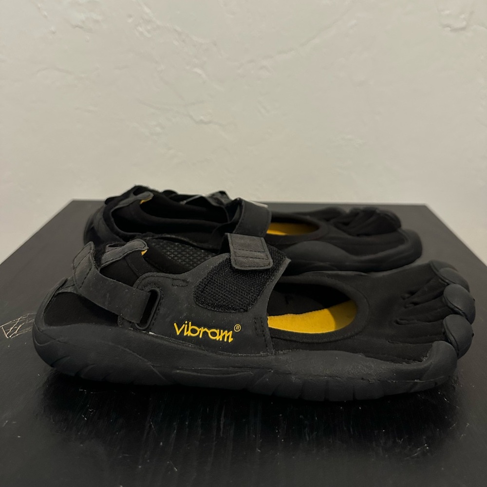 NWT Vibram Fivefingers Classics Barefoot Shoes Women's Size 41 US 9-9.5 Black